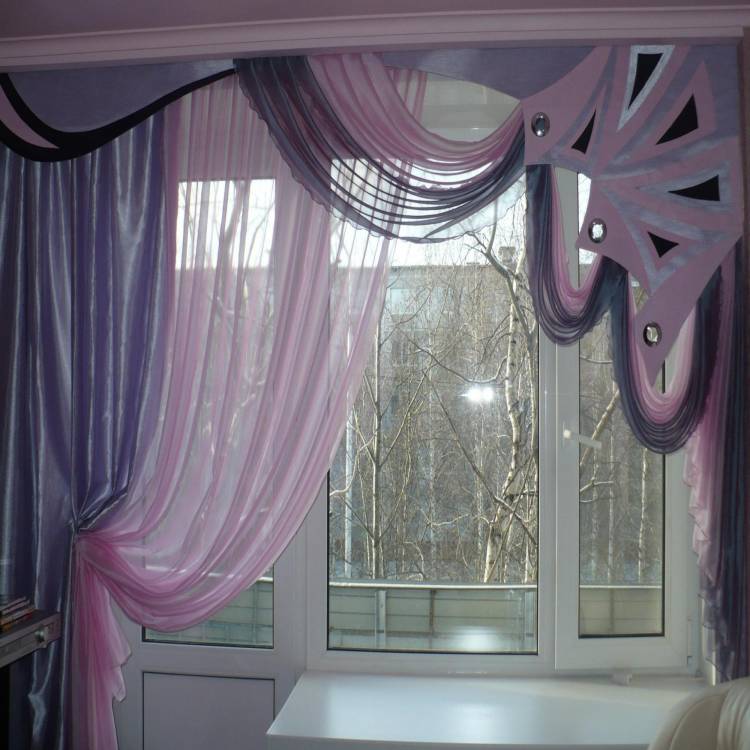 Модные шторы с бандо в интерьере зала или спальни