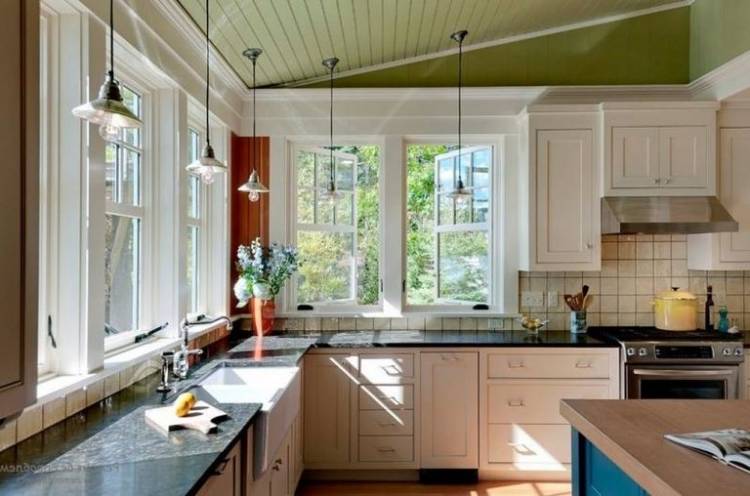 Кухня с двумя окнами на разных стенах в частном дом