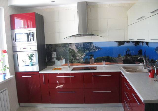 Дизайн Г-образной красной кухни