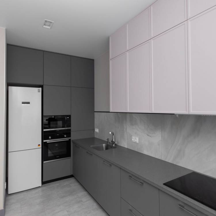 Стильный кухонный гарнитур в минималистичном стиле