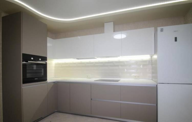 Угловая кухня МДФ глянец, верх белый, низ капучино, бело-коричневы