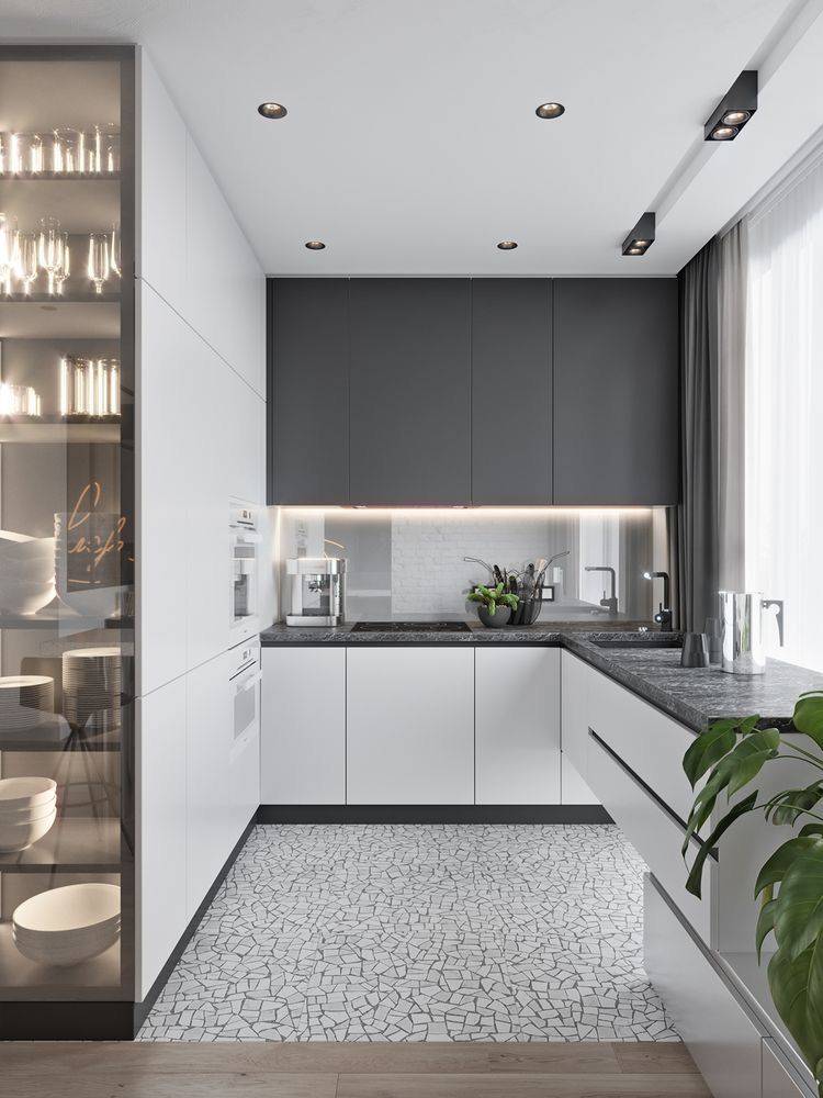 Белая кухня с серыми вставками, стеклянный шкаф с подсветкой