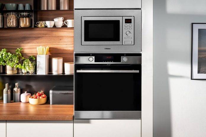 Микроволновая печь в интерьере кухни: 93 фото дизайна