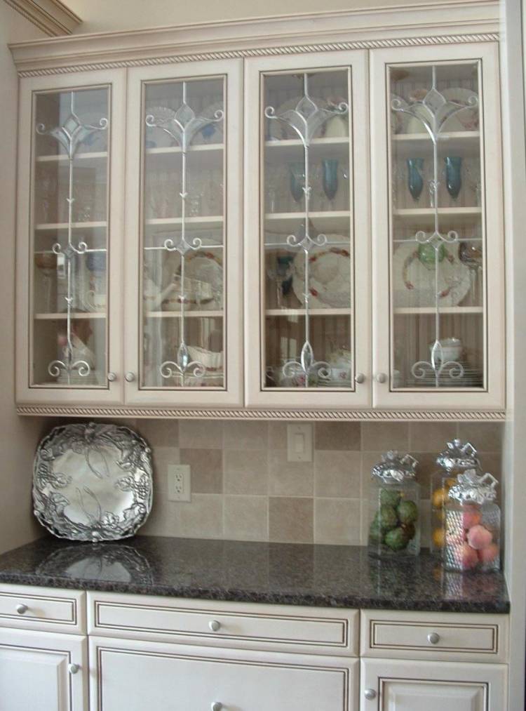 Фасады для кухни со стеклом