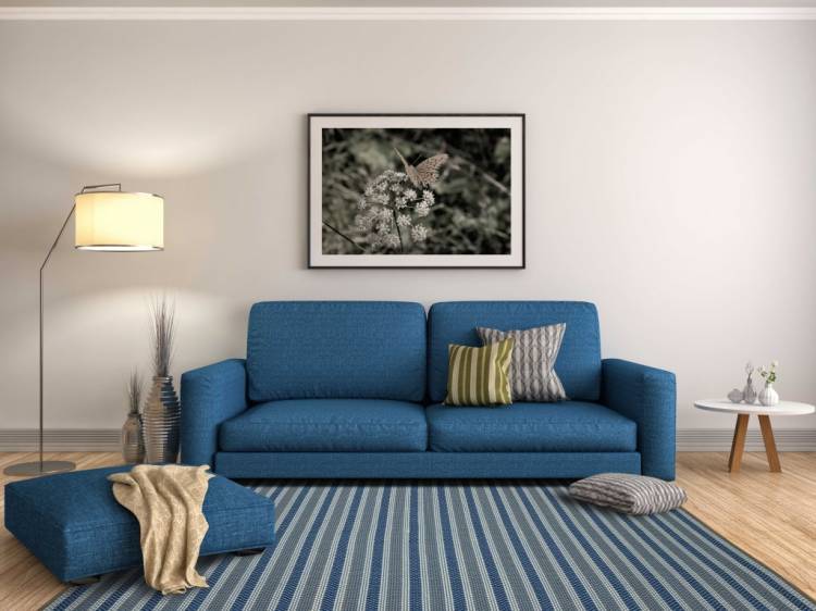 Синий диван в интерьер