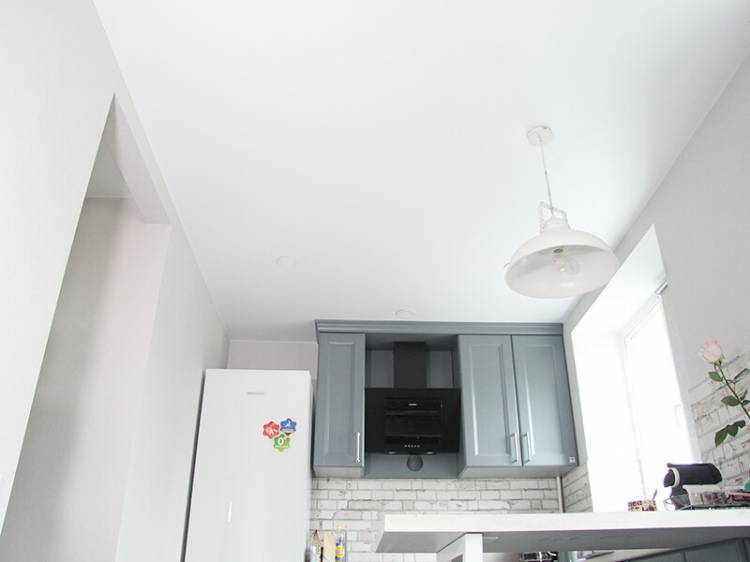 Можно ли устанавливать натяжной потолок на кухне с газовой колонкой?